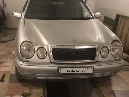 Mercedes-Benz E 230 1998 года за 1 850 000 тг. в Атырау – фото 2