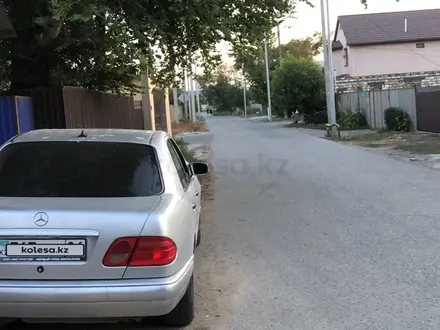 Mercedes-Benz E 230 1998 года за 1 850 000 тг. в Атырау