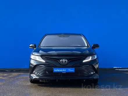 Toyota Camry 2018 года за 10 590 000 тг. в Алматы – фото 2