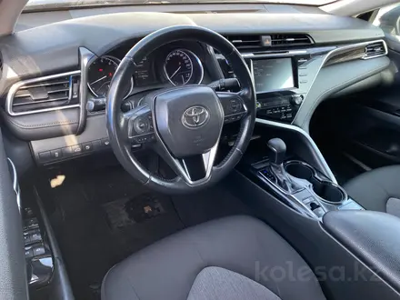 Toyota Camry 2018 года за 10 590 000 тг. в Алматы – фото 8