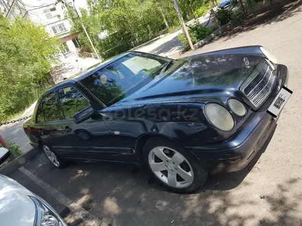 Mercedes-Benz E 320 1997 года за 3 000 000 тг. в Караганда – фото 4