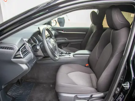 Toyota Camry 2023 года за 14 490 000 тг. в Алматы – фото 10
