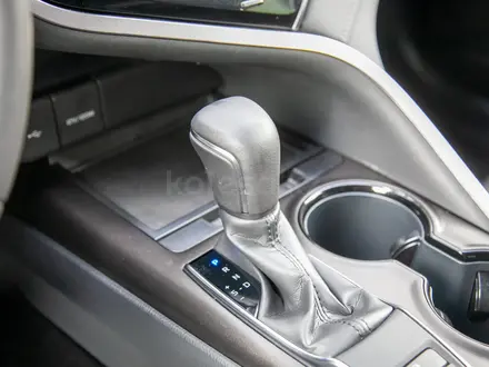 Toyota Camry 2023 года за 14 490 000 тг. в Алматы – фото 19