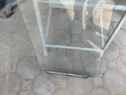Стекло передней левой двери за 5 000 тг. в Алматы