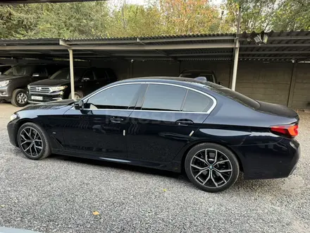 BMW 530 2021 года за 21 200 000 тг. в Алматы – фото 5