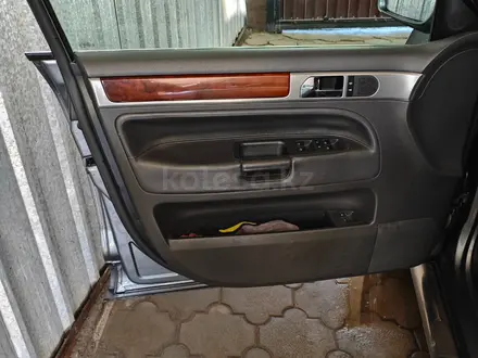 Volkswagen Touareg 2004 года за 6 000 000 тг. в Алматы – фото 13