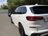 BMW X5 2022 года за 38 500 000 тг. в Караганда – фото 2
