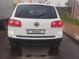 Volkswagen Touareg 2006 года за 3 200 000 тг. в Астана – фото 3