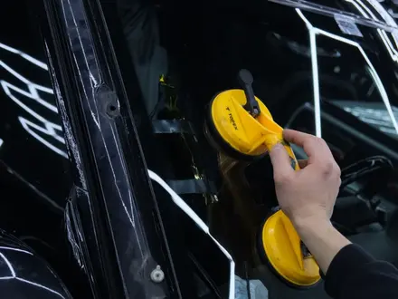 Установка лобовых стекол на все марки авто за 20 000 тг. в Алматы – фото 4