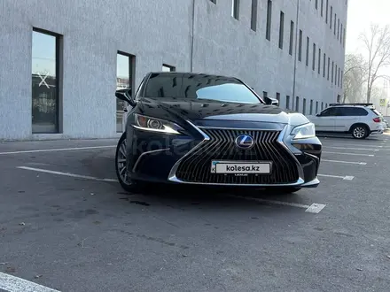 Lexus ES 300h 2019 года за 23 500 000 тг. в Алматы – фото 2