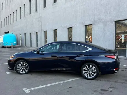 Lexus ES 300h 2019 года за 23 500 000 тг. в Алматы – фото 4