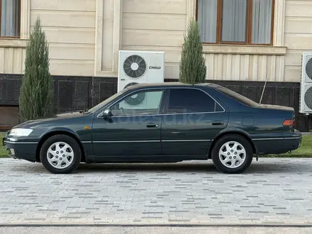 Toyota Camry 1999 года за 3 950 000 тг. в Шымкент – фото 2