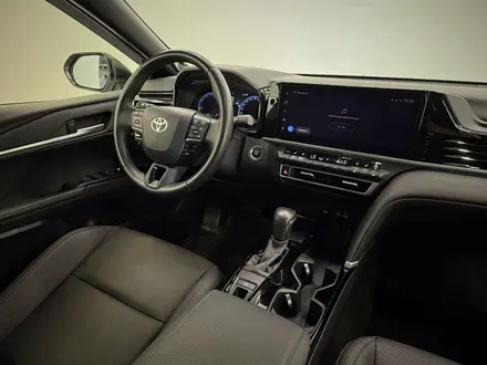 Toyota Camry Luxe 2025 года за 21 490 000 тг. в Астана – фото 13