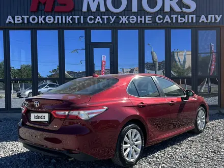 Toyota Camry 2019 года за 12 500 000 тг. в Актобе – фото 4