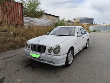 Mercedes-Benz E 320 1997 года за 2 850 000 тг. в Алматы – фото 2