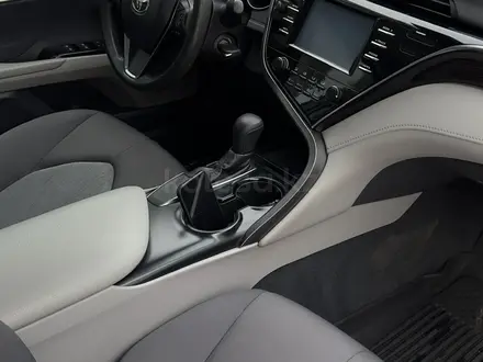 Toyota Camry 2018 года за 10 000 000 тг. в Караганда – фото 12