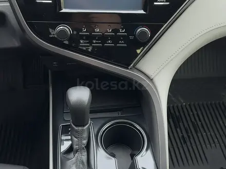 Toyota Camry 2018 года за 10 000 000 тг. в Караганда – фото 14