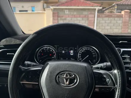 Toyota Camry 2018 года за 13 700 000 тг. в Актау – фото 11
