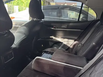 Toyota Camry 2018 года за 13 700 000 тг. в Актау – фото 16