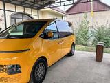 Hyundai Staria 2023 года за 19 000 000 тг. в Алматы – фото 2