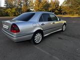 Mercedes-Benz C 200 1997 года за 2 300 000 тг. в Караганда – фото 4