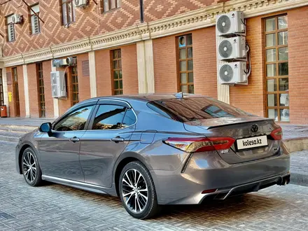 Toyota Camry 2019 года за 10 600 000 тг. в Актау – фото 4