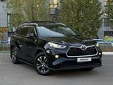 Toyota Highlander 2022 года за 24 700 000 тг. в Астана