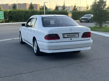 Mercedes-Benz E 230 1997 года за 2 600 000 тг. в Астана – фото 2