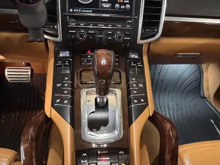 Porsche Cayenne 2011 года за 13 500 000 тг. в Алматы – фото 20