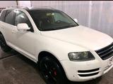 Volkswagen Touareg 2006 года за 4 600 000 тг. в Астана – фото 2