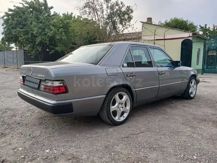 Mercedes-Benz E 200 1993 года за 2 100 000 тг. в Туркестан – фото 3