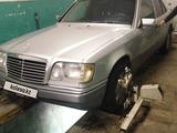 Mercedes-Benz E 200 1994 года за 2 450 000 тг. в Байконыр – фото 2