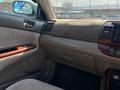 Toyota Camry 2004 года за 3 500 000 тг. в Жанаозен – фото 13