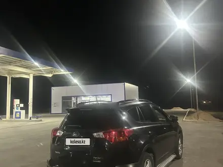 Toyota RAV4 2015 года за 10 880 000 тг. в Актобе – фото 3