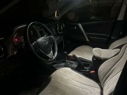 Toyota RAV4 2015 года за 10 880 000 тг. в Актобе – фото 4