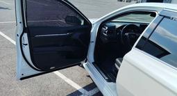 Toyota Camry 2021 года за 17 550 000 тг. в Шымкент – фото 2