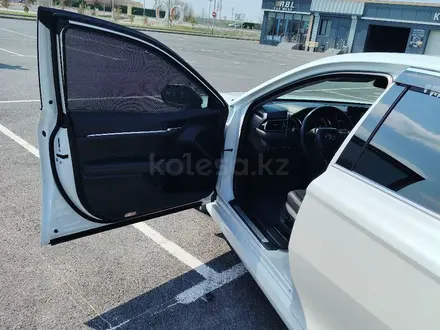 Toyota Camry 2021 года за 17 550 000 тг. в Шымкент – фото 2