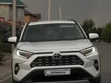 Toyota RAV4 2021 года за 14 800 000 тг. в Актобе – фото 2