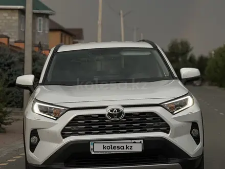 Toyota RAV4 2021 года за 14 800 000 тг. в Актобе – фото 2