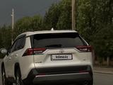 Toyota RAV4 2021 года за 14 800 000 тг. в Актобе – фото 4