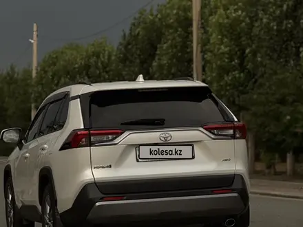 Toyota RAV4 2021 года за 14 800 000 тг. в Актобе – фото 4