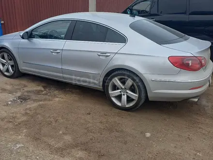 Volkswagen Passat 2010 года за 4 000 000 тг. в Атырау – фото 2