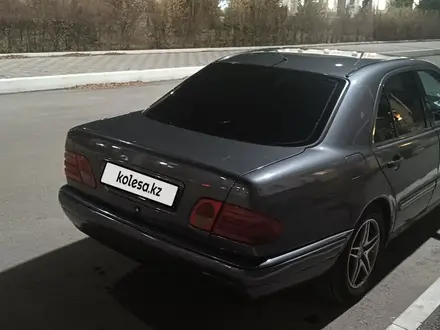 Mercedes-Benz E 240 1998 года за 3 300 000 тг. в Караганда – фото 4