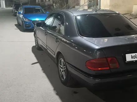 Mercedes-Benz E 240 1998 года за 3 300 000 тг. в Караганда – фото 5