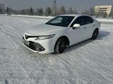 Toyota Camry 2018 года за 14 600 000 тг. в Усть-Каменогорск – фото 2