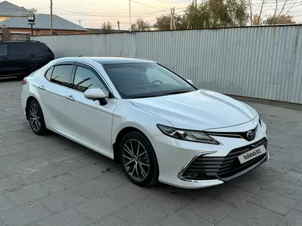 Toyota Camry 2022 года за 18 500 000 тг. в Кызылорда – фото 2