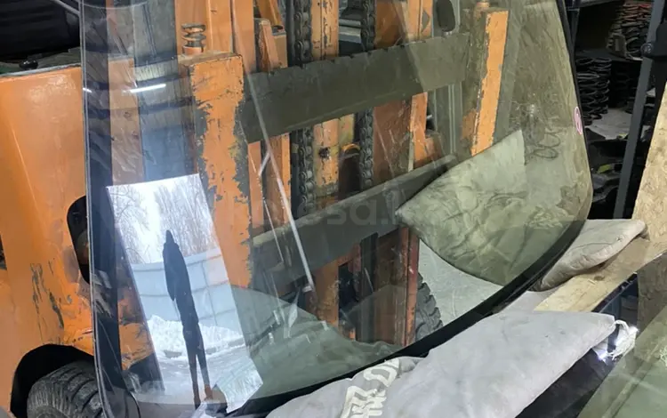 Стекло лобовое без обогрева челенджер за 40 000 тг. в Алматы