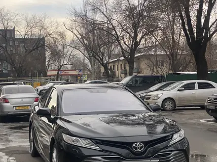 Toyota Camry 2018 года за 13 400 000 тг. в Алматы – фото 3