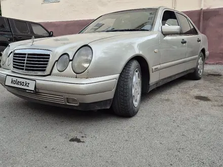 Mercedes-Benz E 200 1998 года за 2 950 000 тг. в Караганда