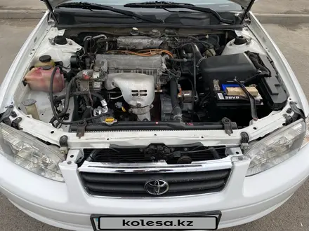Toyota Camry 2000 года за 3 400 000 тг. в Алматы – фото 17